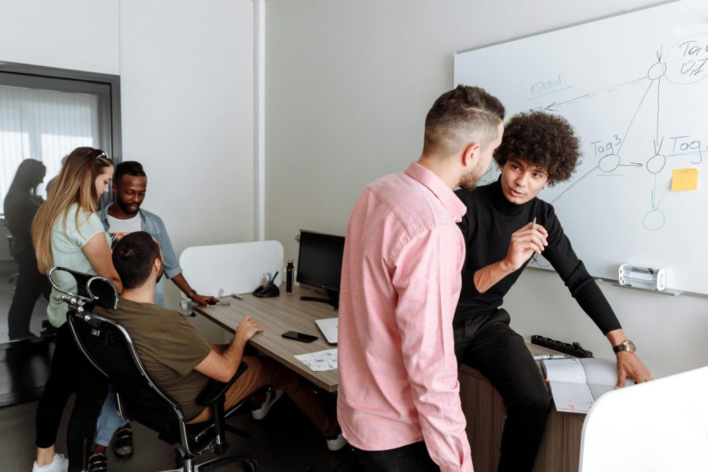 Ein diverses Team führte produktive Bürogespräche und tauschte Ideen zu einem Projekt aus.