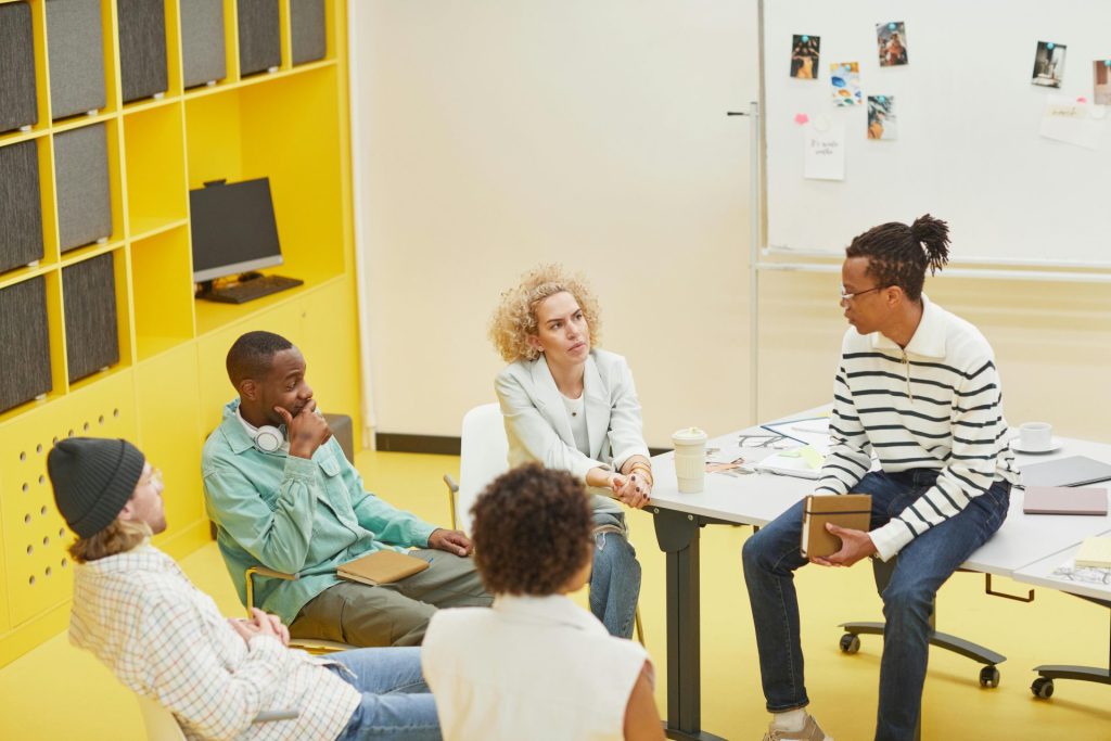 Eine heterogene Gruppe beteiligte sich an einer kreativen Brainstorming-Sitzung in einem modernen Büroumfeld.