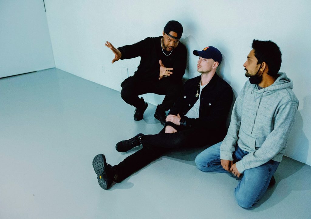 Mann in schwarzem T-Shirt mit Rundhalsausschnitt sitzt auf einem Stuhl vor einem Computer